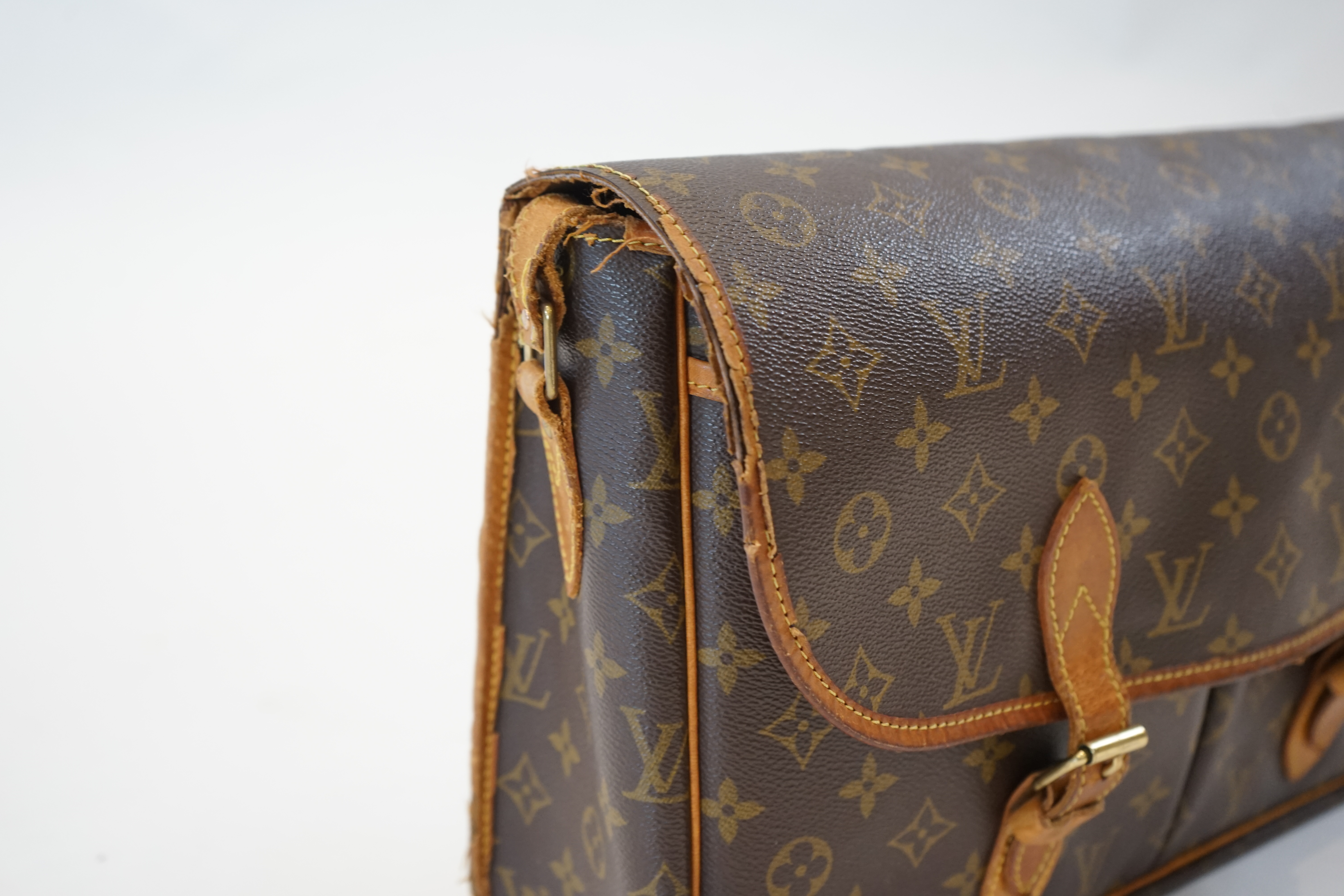 A Louis Vuitton Gibeciere bag width 4.5